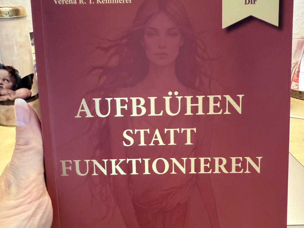 Das gedruckte Buch Aufblühen statt funktionieren in der Hand