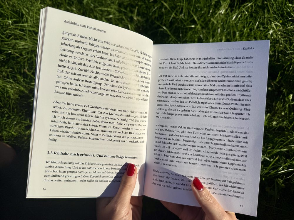 Aufgeschlagenes Buch mit Textseiten aus Kapitel 1